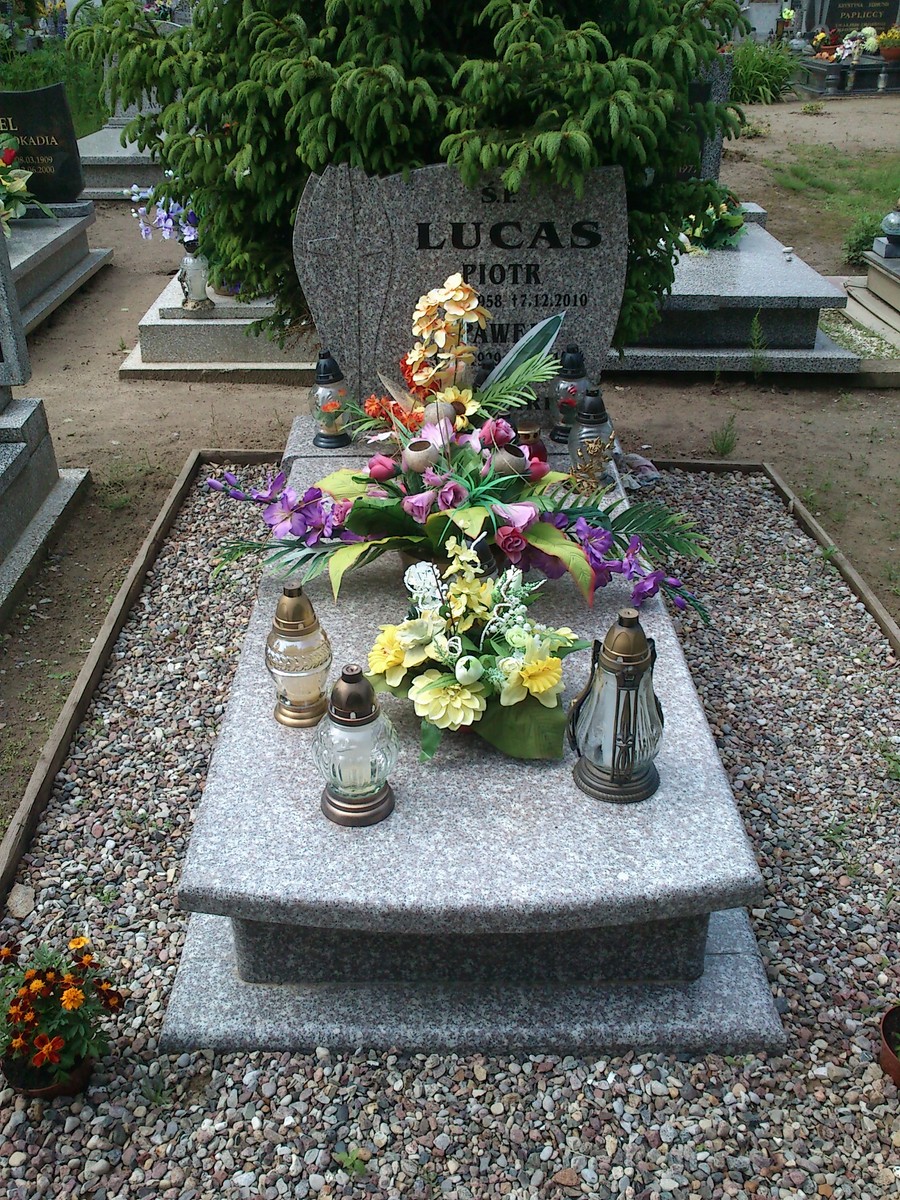 Grób Piotr Lukas